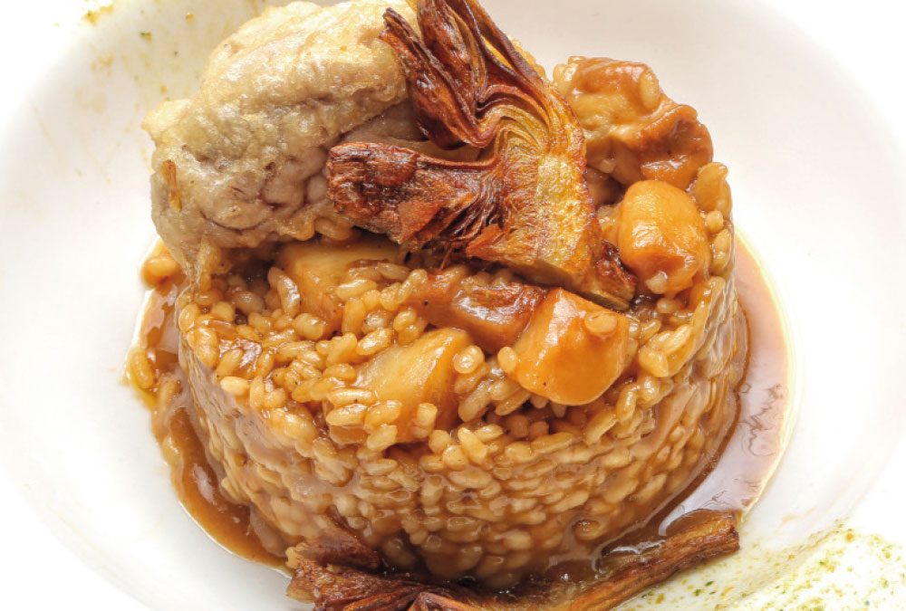 Arroz meloso trufado, con alcachofas, boletus y sesitos de cordero en tempura