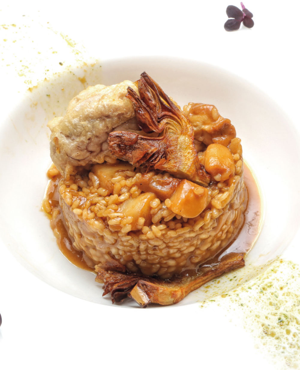 Arroz-meloso-trufado,-con-alcachofas,-boletus--y-sesitos-de-cordero-en-tempura