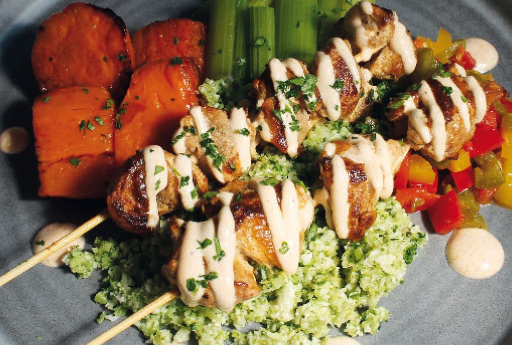 Brocheta de Ternasco de Aragón marinado con yogur, cuscús de brócoli y coliflor, borraja y batata