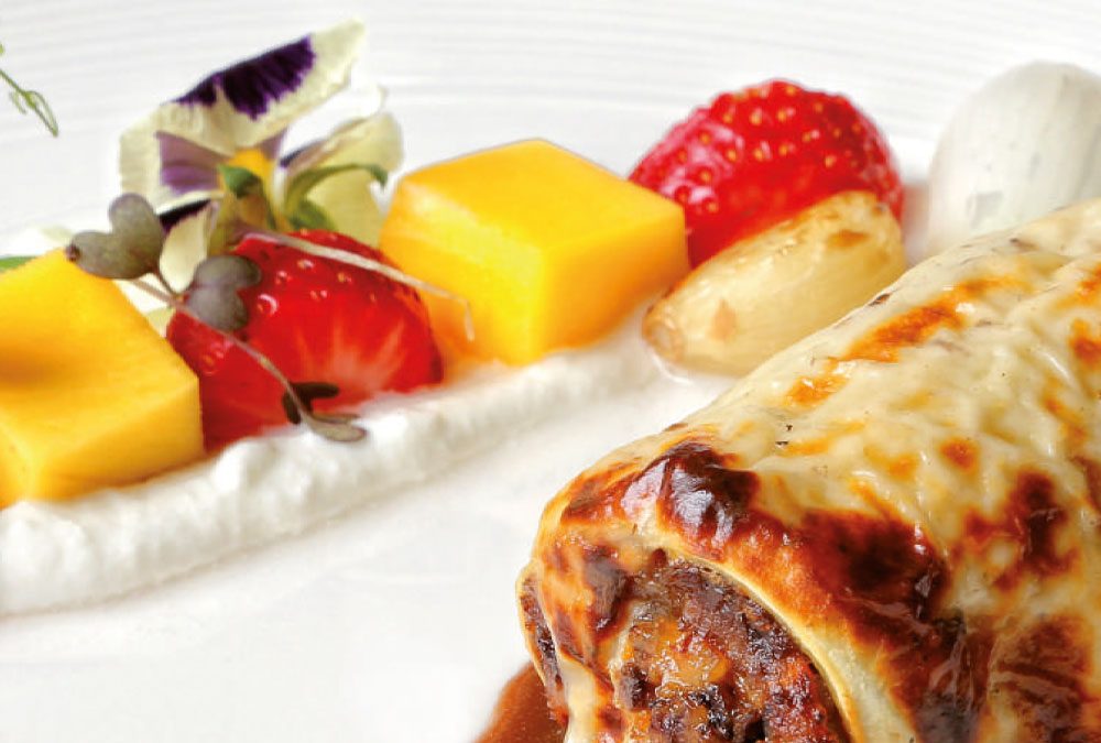 Canelón trufado de rabo de toro al vino de  garnacha con yogur, frutas y verduras