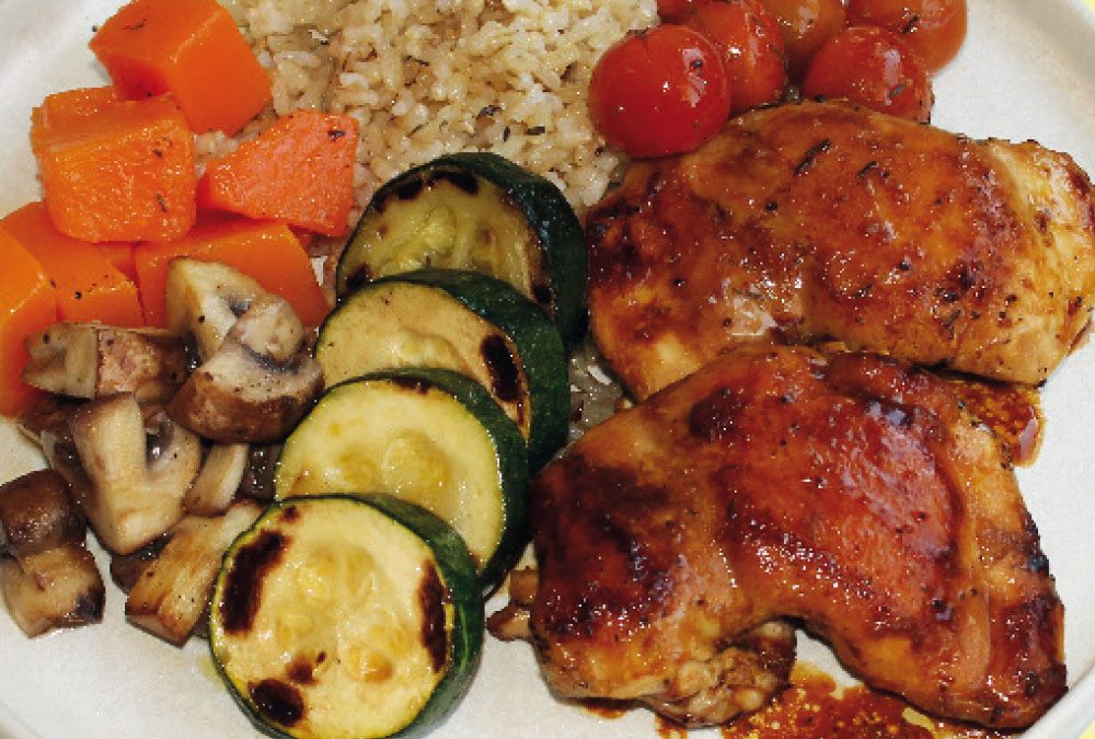 Contramuslo de pollo ecológico al ajillo con soja con calabaza, champiñones, arroz integral, calabacín y cherrys salteados