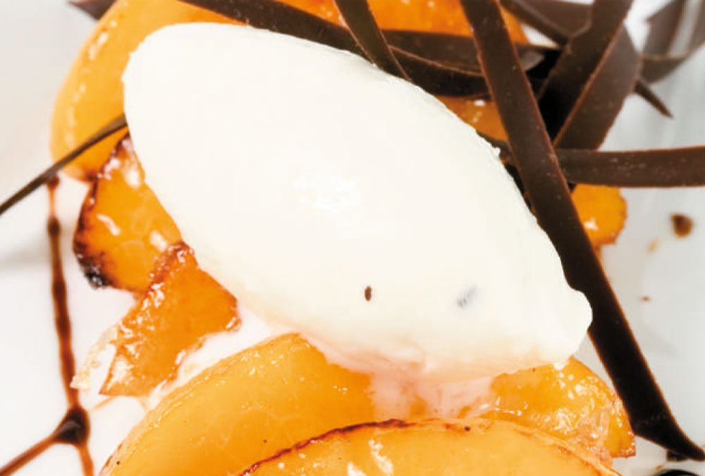 Melocotón de Calanda acompañado de queso y coco