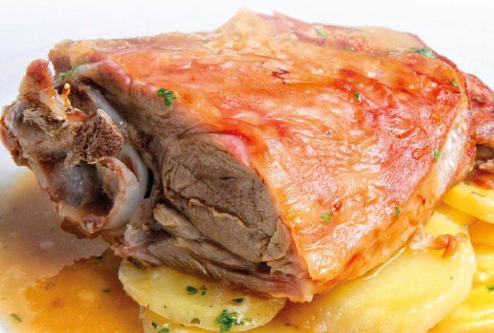 Paletilla de ternasco asado con patatas a lo pobre