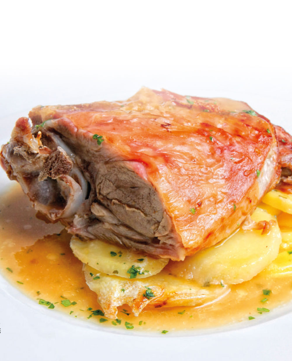 Paletilla-de-ternasco-asado--con-patatas-a-lo-pobre