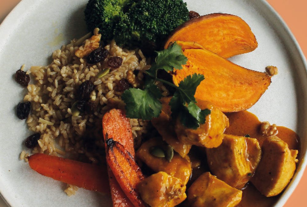 Pechuga de pollo ecológico al curry, con arroz basmati integral, semillas y pasas, zanahoria, brócoli y batata