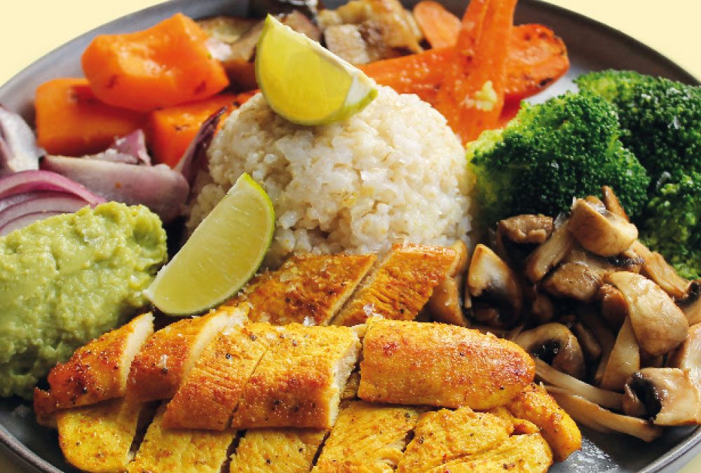 Pechuga de pollo marinada con cacahuete con arroz integral, calabaza, zanahoria, champiñones, berenjena, cebolla roja, cherrys salteados y guacamole