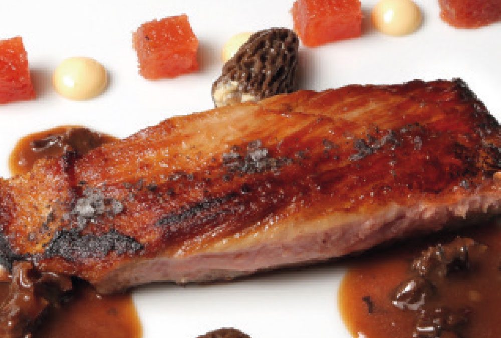 Secreto ecológico de bellota con membrillo y colmenillas rellenas de foie