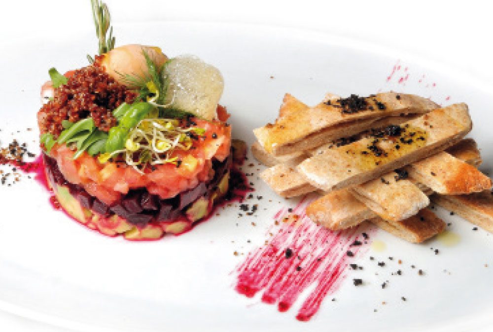Tartar de tomate rosa, aguacate y quinoa  roja con pan de pita Aragón 03