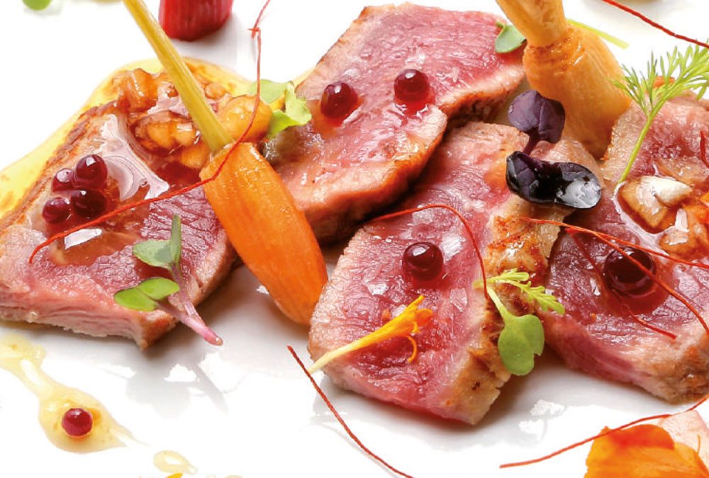 Tataki de ternasco de Aragón i.gr.dep. con caviar de garnacha y verduras aciduladas