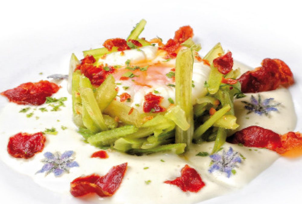 Timbal de borraja con espuma de patata, huevo a  temperatura templada, crujientes de jamón de Teruel y flor de borraja