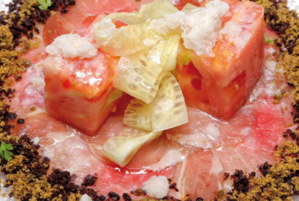 Tomate rosa de Barbastro, migas de aceitunas  y blanco de Teruel