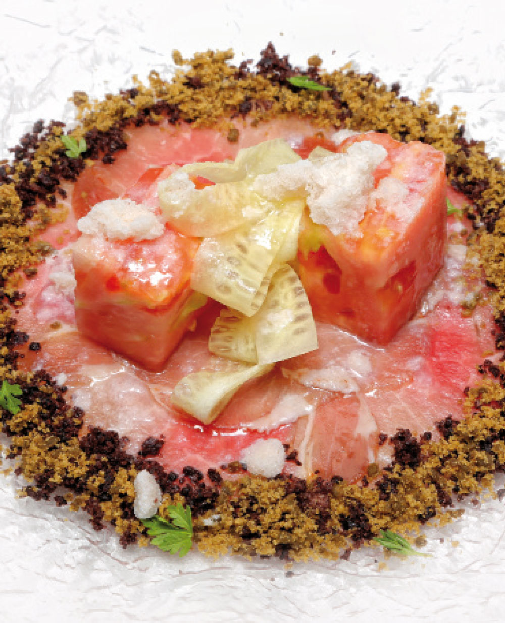 Tomate-rosa-de-Barbastro,-migas-de-aceitunas-y-blanco-de-Teruel