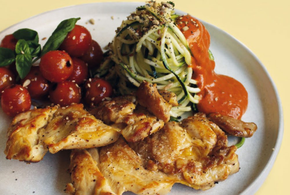 Contramuslo de pollo ecológico y tallarines de calabacín salteado con pesto rosso, cherrys y albahaca