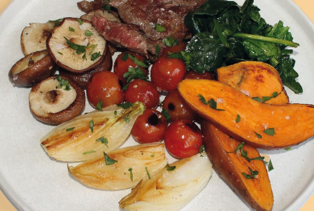 Lomo de vaca con batata, cebolleta, setas shiitake, espinacas y tomates cherrys