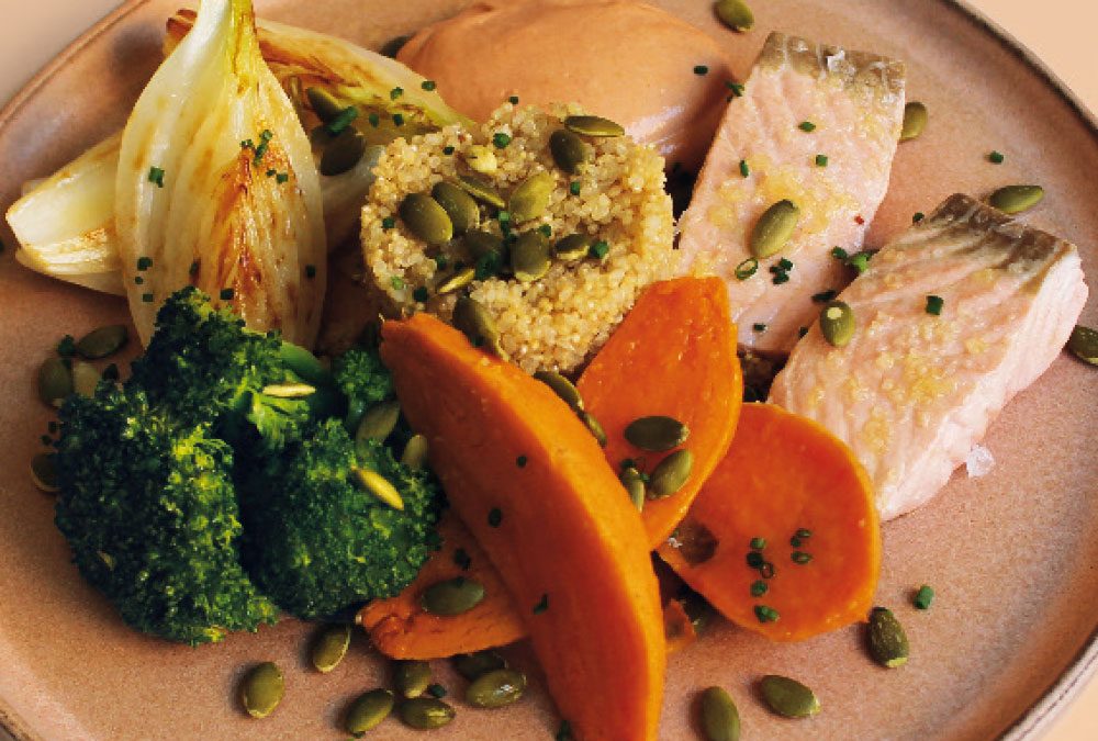 Salmón al vapor con quinoa, brócoli, batata, mayo-tomate y cebolleta a la parrilla