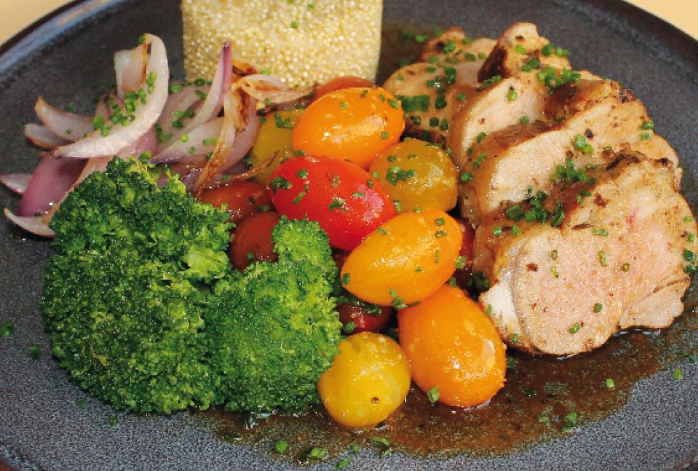 Solomillo de cerdo a la mostaza Dijon, quinoa, brócoli, cebolla roja y cherrys salteada y cebollino