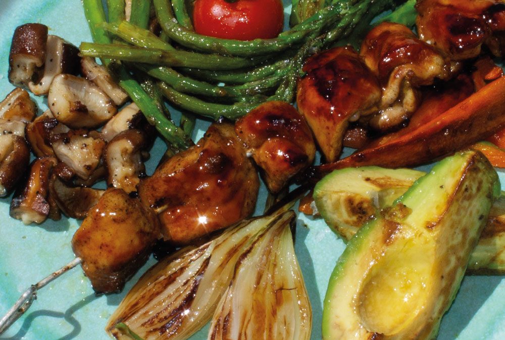 Brochetas pavo teriyaki, parrilla verduras (calabacín, setas shiitake, cebolletas, zanahorias, trigueros, cherrys y aguacate)