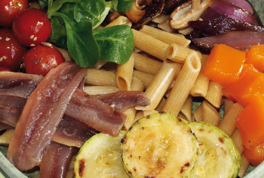 Lomos de sardina ahumada en aceite con penne integral, calabaza, calabacín, cherrys, shiitake, cebolla roja salteada y canónigos