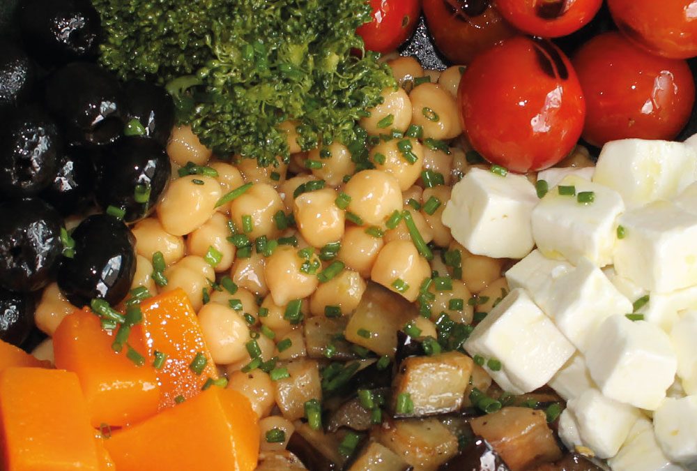 Queso Feta con cherrys, brócoli, berenjenas con soja, espinacas, calabaza, aceitunas negras, garbanzos y semillas